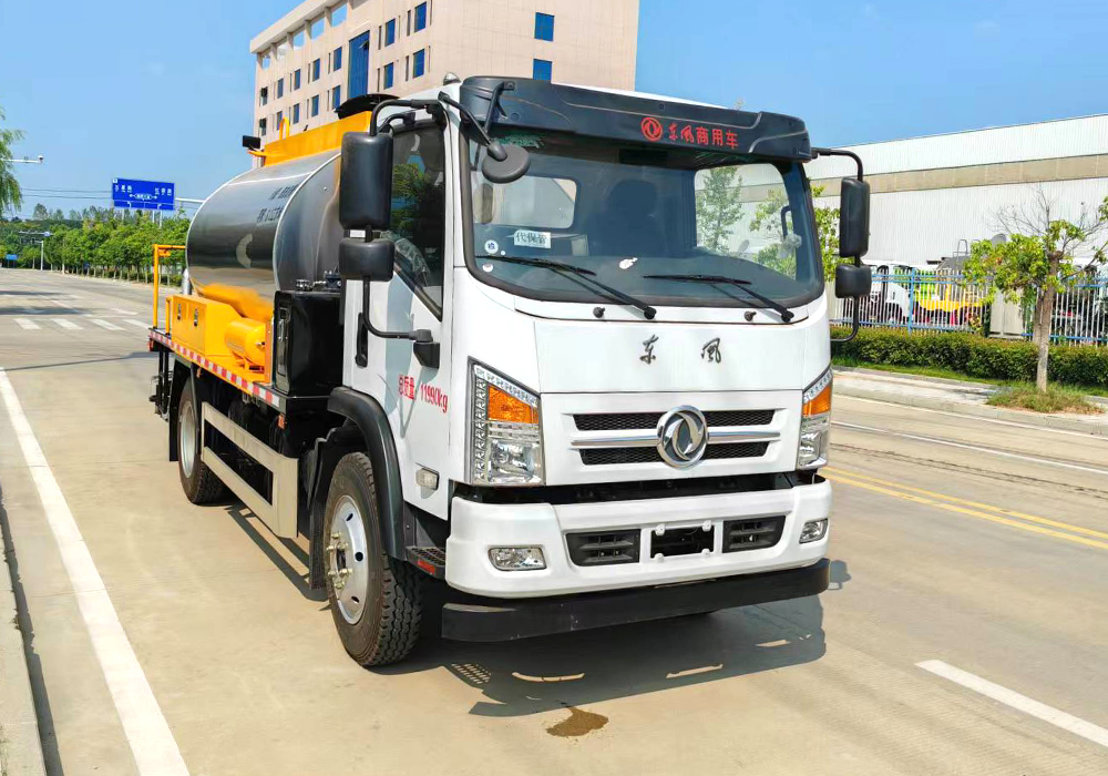 6噸東風(fēng)專底智能瀝青灑布車(chē)