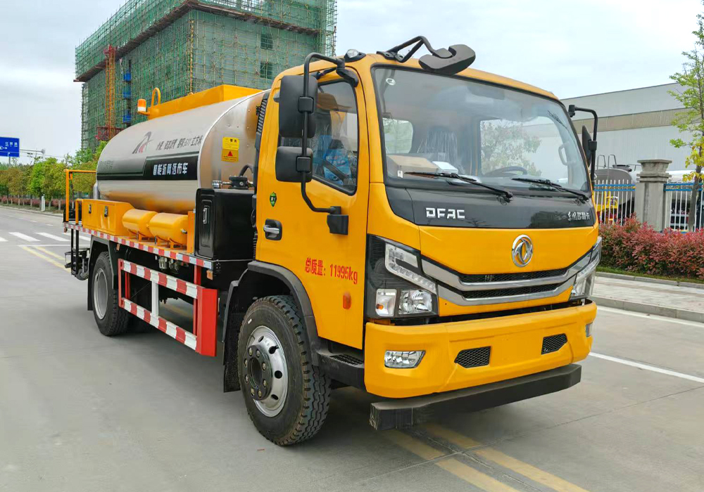 7噸東風(fēng)多利卡智能瀝青灑布車(chē)