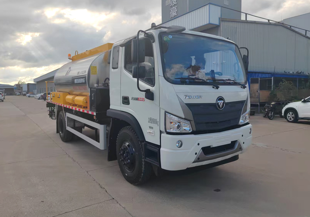 8方福田瑞沃智能瀝青灑布車(chē)
