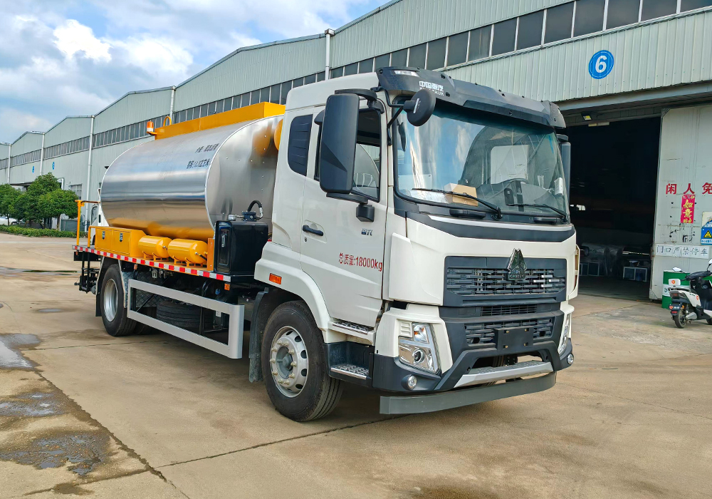 10噸重汽豪沃智能瀝青灑布車(chē)