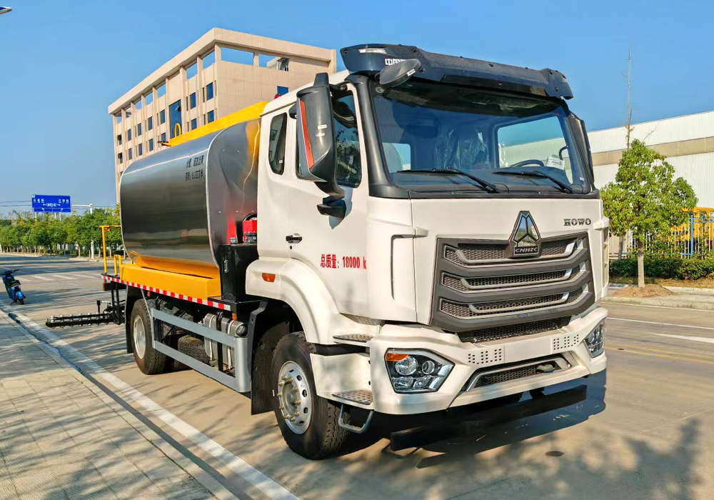12噸重汽豪沃（全功率）智能瀝青灑布車(chē)