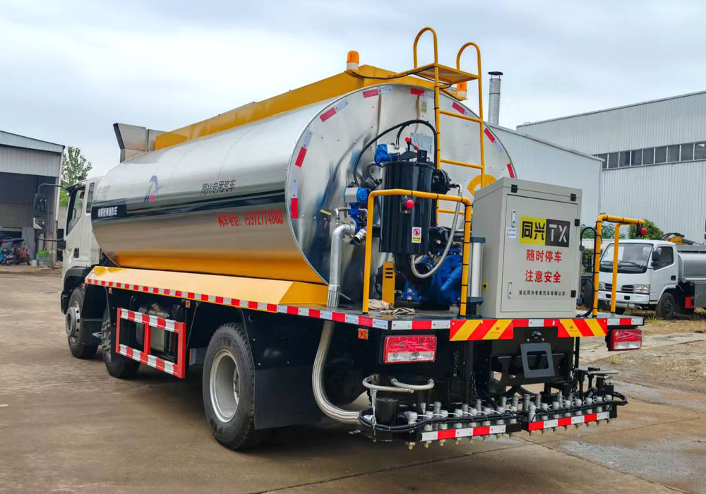 15方福田三軸（輔機(jī)）智能瀝青灑布車(chē)